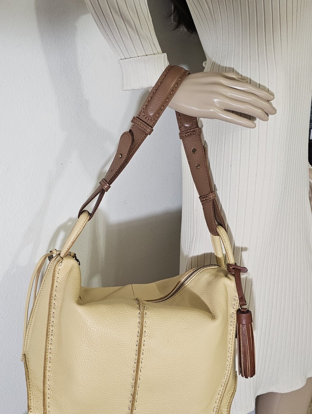 SOLDe The Sak, Los Feliz Hobo genuine leather shoulder bag soft butter yellow - Picture 14 of 14